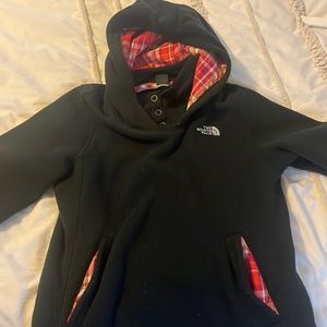 Black north face pull over